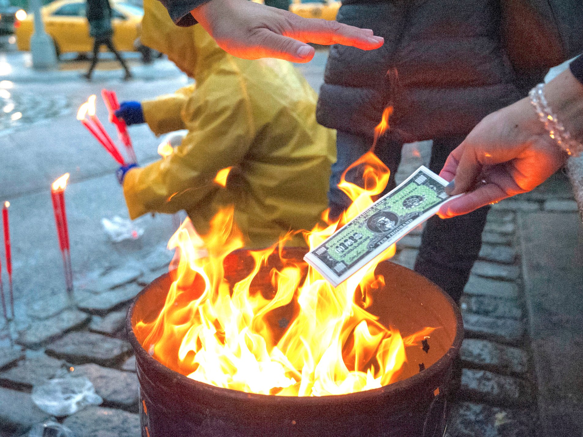 Сжигание денег. Сожжение денег. Сжигает деньги.
