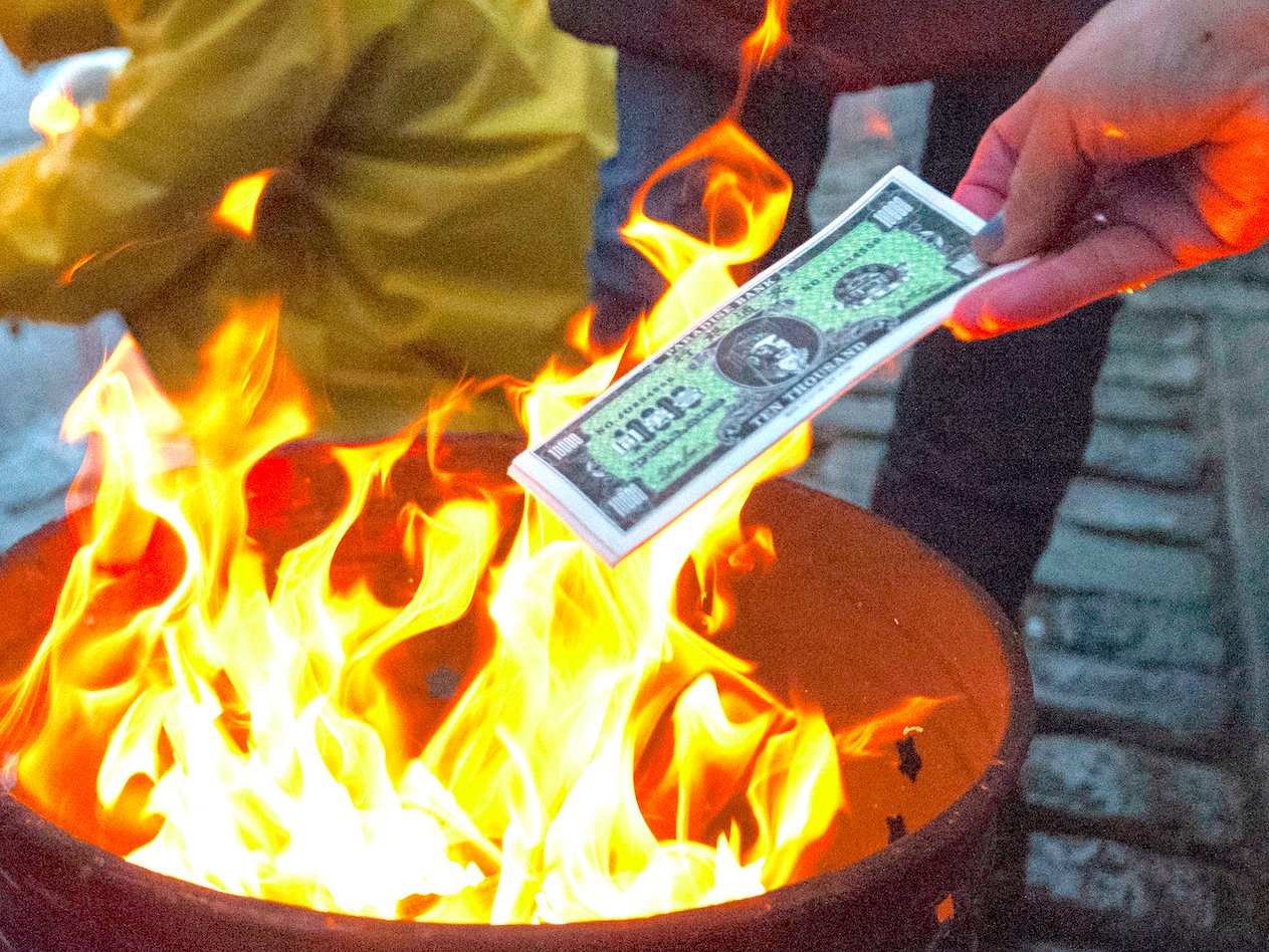 Сжигание денег. Сожжение денег. Сжигает деньги. Сжигают доллары.