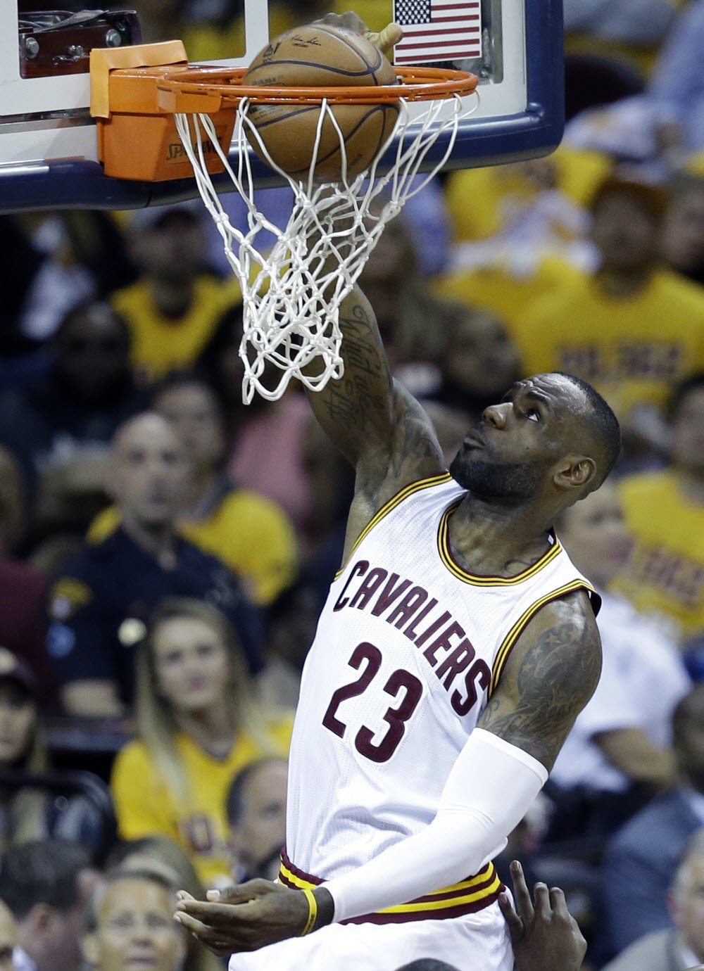 Incredible photo shows just how hard LeBron James dunks a basketball TechKee